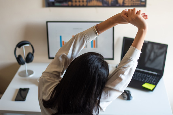 تمرینات فیزیوتراپی برای پیشگیری از کمردرد در کارمندان