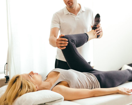 چگونه فیزیوتراپی می‌تواند در درمان کمر درد شدید کمک کند: درمان‌ها و تمرینات